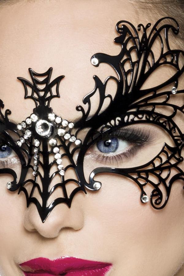 Metalen masker spinnenweb