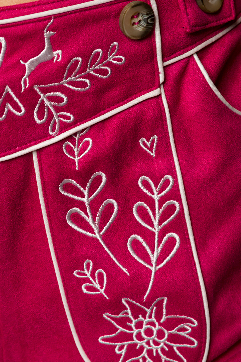 Lederhosen vrouw met borduurwerk roze